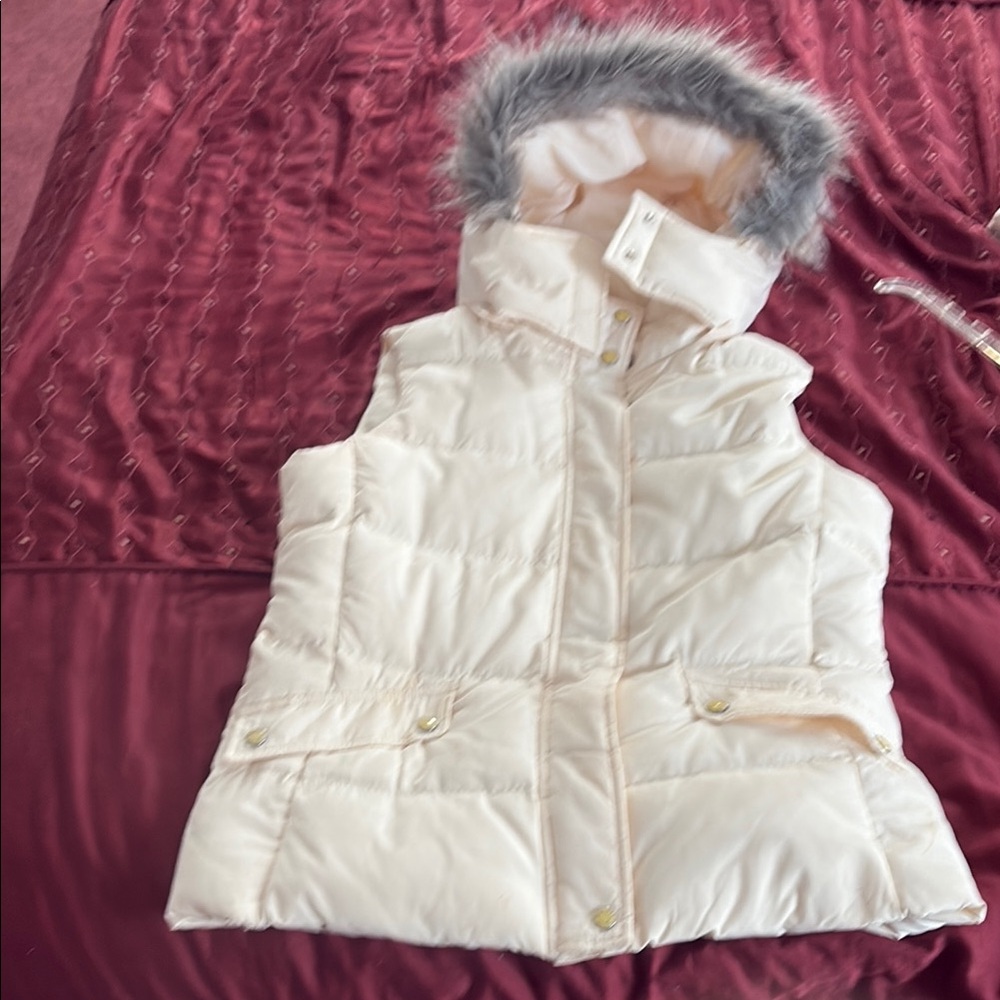 Stylish Cream Puffer Vest with Faux Fur Trim